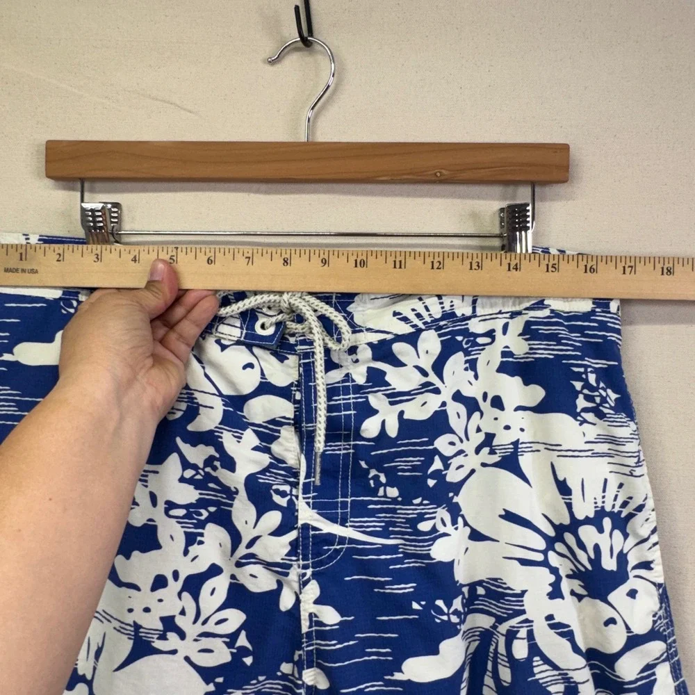 Tommy Bahama Relax Board Shorts Large Blue White Floral Tropical Beachy Surf